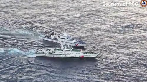 中国海警水炮喷射驱离菲侵权船只 中国海警水炮喷射驱离菲侵权船只